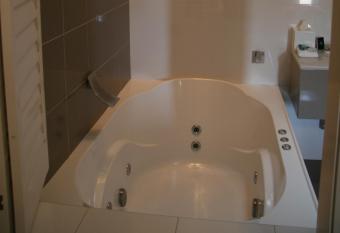 Chaucer Palms Boutique B&B has rooms with a private hot tub