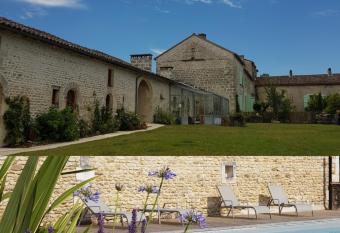 Les Hauts De Chalonne has Balcony rooms