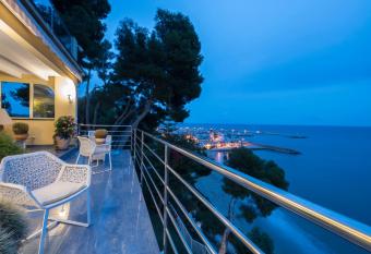 HOTEL La Estrella del Mediterr  neo allows 18 year olds to book a room