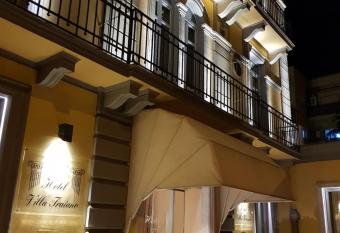 Hotel Villa Traiano has rooms with a private hot tub