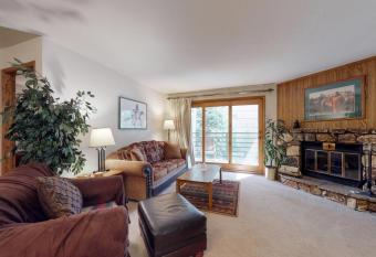 Snowdance Manor 205 has Balcony rooms