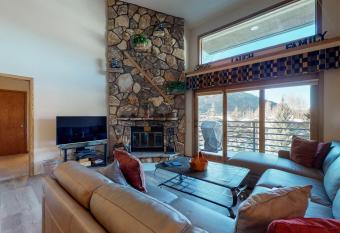 Snowdance Manor 408 has Balcony rooms