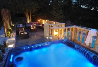 The New School Rooms - Beautiful, Georgian Apartment with Private Heated Pool and Hot Tub Sleeps 12 with Wifi and Parking near Bath has Balcony rooms