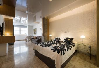 Suites Garden Loft Andy Warhol allows 18 year olds to book a room