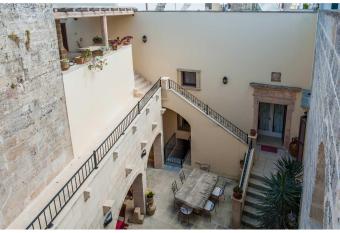Palazzo Mellacqua has Balcony rooms