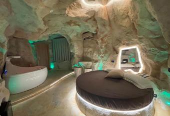 Hotel Carosello has rooms with a private hot tub