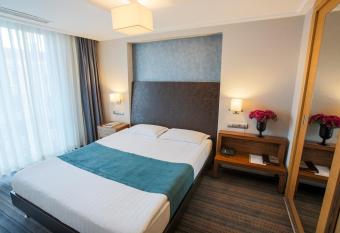 Housez Suites & Apartments Special Class has rooms with a private hot tub