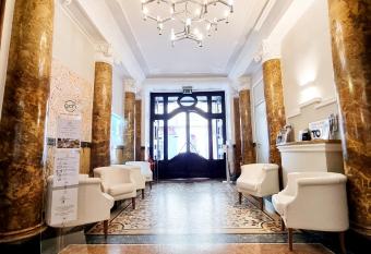 Green Class Hotel Astoria allows 18 year olds to book a room