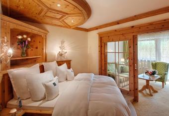 Alpenpalace Luxury Hideaway & Spa Retreat has rooms with a private hot tub
