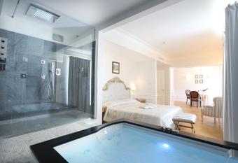 Tesoretto Hotel has rooms with a private hot tub