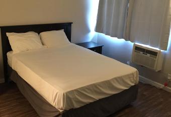 Good Knight Inn Motel allows 18 year olds to book a room