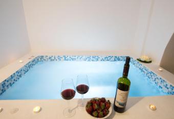 Villa Libertad allows 18 year olds to book a room