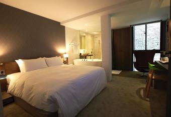 Hotel That allows 18 year olds to book a room