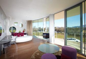 Pisa Tower Plaza has Balcony rooms