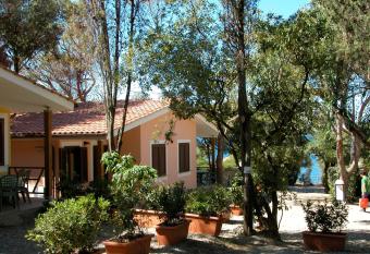 Villaggio Miramare has Balcony rooms