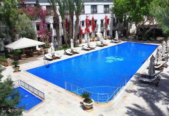 DoubleTree by Hilton Bodrum Marina Vista has rooms with a private hot tub