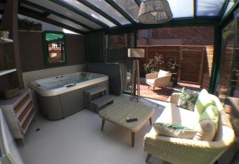 Garden Apparts Rennes Centre Gare allows 18 year olds to book a room