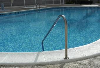 la loma allows 18 year olds to book a room