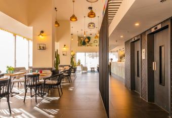 Roxon Sea Sand Bat Yam allows 18 year olds to book a room