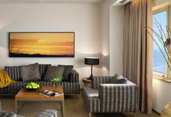 Dan Tel Aviv Hotel has rooms with a private hot tub