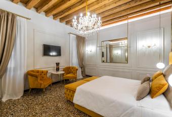 Ca  Pagan has rooms with a private hot tub