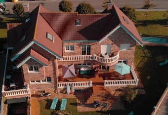 Gijon Surf Hostel has Balcony rooms