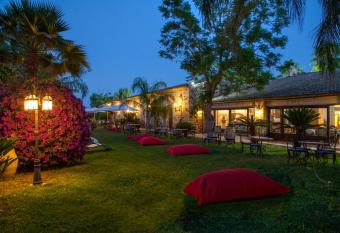 Villa Dei Papiri has Balcony rooms