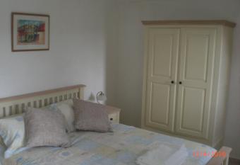 Villa Azur has rooms with a private hot tub