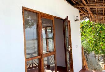 Menai Bay Beach Bungalows has Balcony rooms