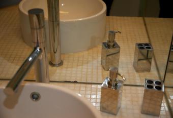 Ant  nio Bastos 57 has rooms with a private hot tub