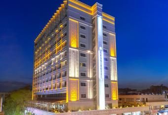 Best Western Plus Khan Hotel has rooms with a private hot tub