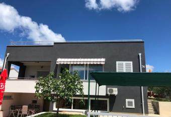 Apartmani Nina has Smoking/Balcony rooms