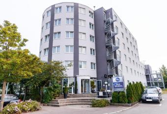 Best Western Plaza Hotel Stuttgart-Filderstadt allows 18 year olds to book a room
