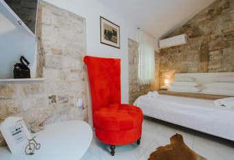 Apartment Toma allows 18 year olds to book a room