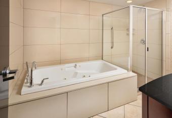 DoubleTree by Hilton Hotel Chattanooga Downtown has rooms with a private hot tub