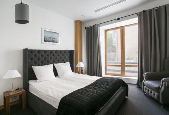 Wall Street Maestro has Balcony rooms