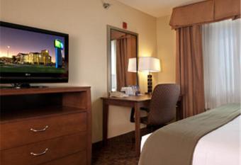 Holiday Inn Express & Suites Canyon has rooms with a private hot tub