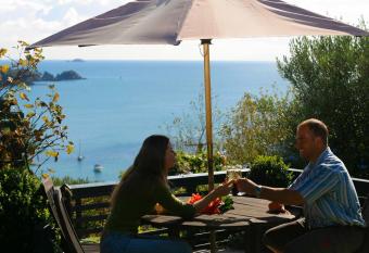 Waiheke Island Tawa Lodge - Adults Only allows 18 year olds to book a room