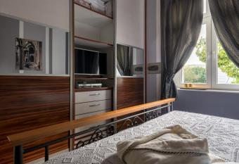 House DelMarco has rooms with a private hot tub