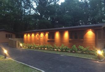 Shellow Lane Lodges has Balcony rooms