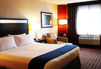 Holiday Inn Express Bakersfield By IHG has rooms with a private hot tub