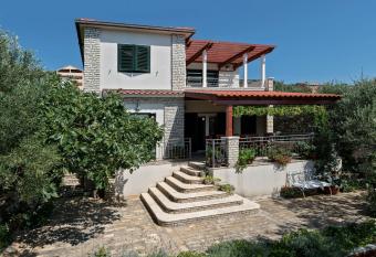 Apartman Roza has Balcony rooms