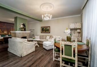 French House has Smoking/Balcony rooms