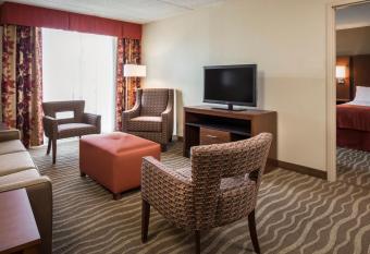Holiday Inn Hotel & Suites Des Moines-Northwest By IHG has rooms with a private hot tub