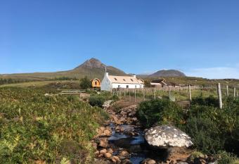 Acheninver Hostel allows 18 year olds to book a room