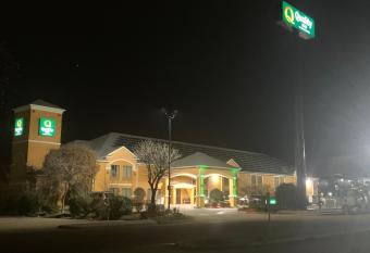 Quality Inn has Smoking rooms