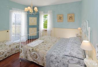 B&B Villa Le Terrazze has rooms with a private hot tub