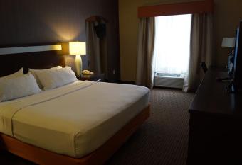 Holiday Inn Express & Suites Watertown-Thousand Islands By IHG has rooms with a private hot tub