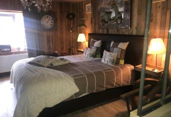 Le Relais de Chassepierre has Balcony rooms