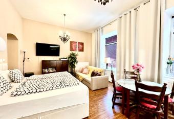 Home Away central apartment has Balcony rooms